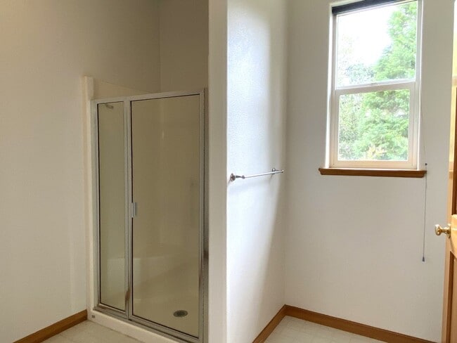 Building Photo - Private Hood River Home