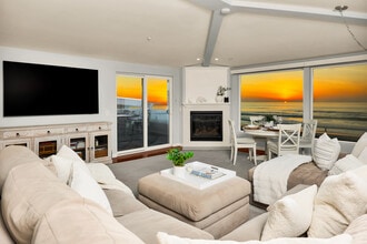 Building Photo - 2949 Ocean Front Walk