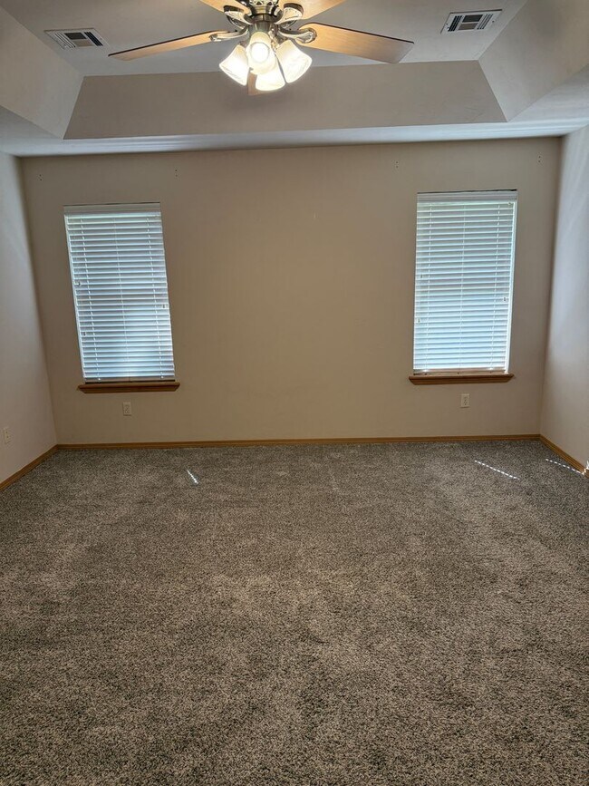 Building Photo - 716 Eastridge Dr