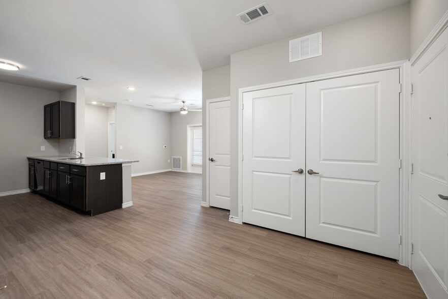 Building Photo - Meadowbrook