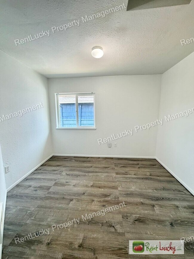 Building Photo - Amazing 3 Bedroom Home in Beacon Hill with Extra Parking and Great Layout!