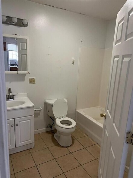 Building Photo - 16 Diamond St