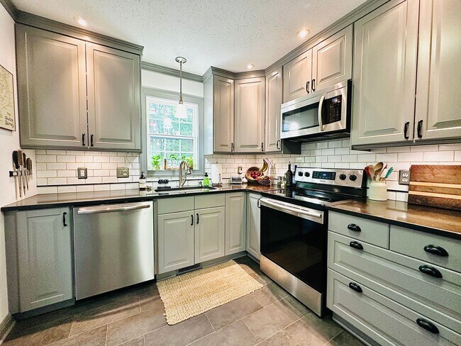 Building Photo - Beautiful 3 Bed, 2 Bath Home by Nature Preserve