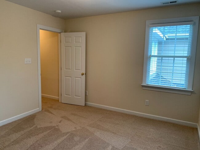 Building Photo - Large 3 Bed | 2.5 Bath Townhouse With Firs...