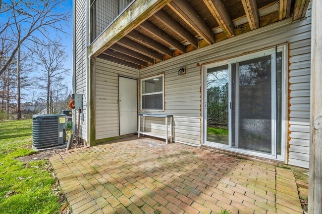 Building Photo - Convenient 1 Bedroom, 1 Bath first-floor condo located in Pawtuckett on the Green near the airpor...