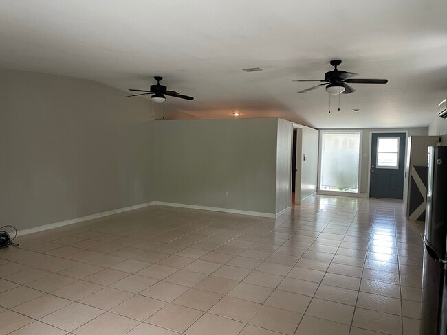 Building Photo - 118 Elles Ave
