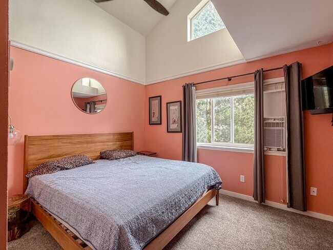 Building Photo - 2 bed/2.5 bath Townhome with Bonus Loft Space in North Seattle, $2,800/mo.