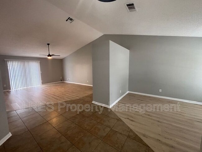 Building Photo - 1004 Stout Ct