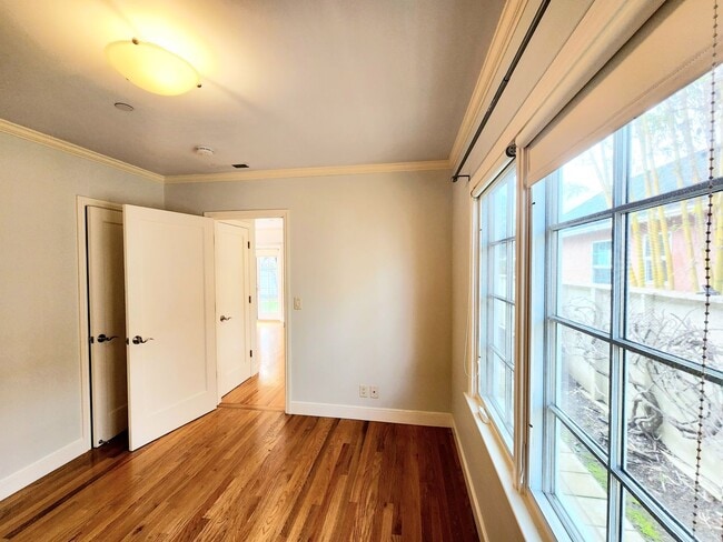 Building Photo - Amazing 1 bedroom with private backyard an...