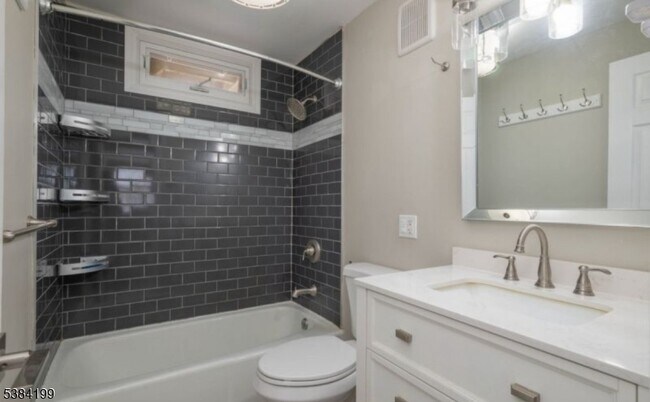 Building Photo - 83 Chestnut St