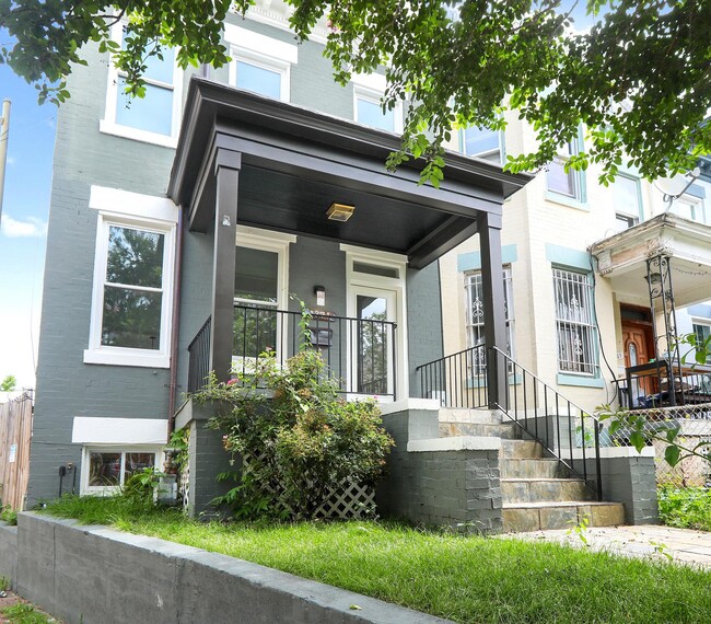 Building Photo - Polished Columbia Heights home with outdoo...