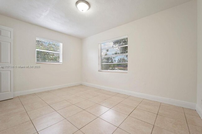 Building Photo - 2 bedroom in Hollywood FL 33020