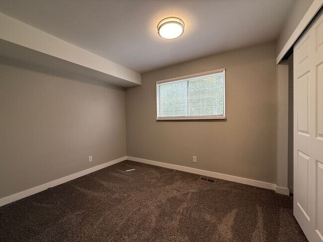 Building Photo - 680 E Malibu Dr