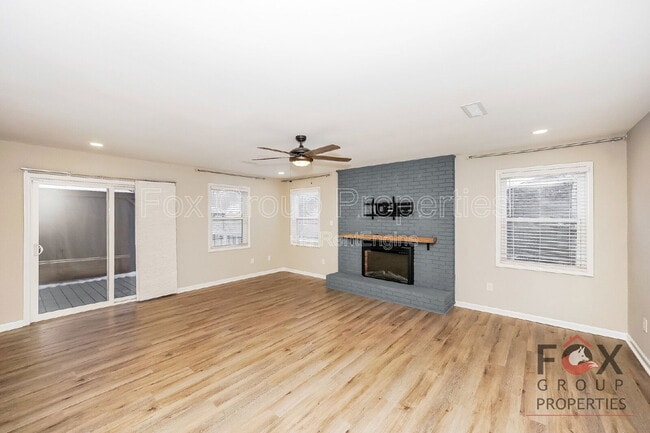 Building Photo - 305 Camelot Dr