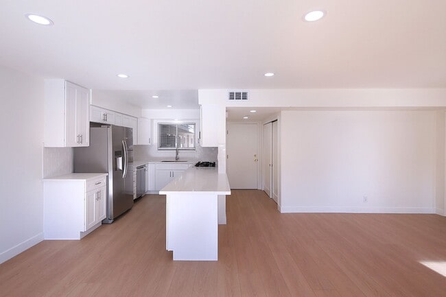 Building Photo - 3155 Montrose Ave
