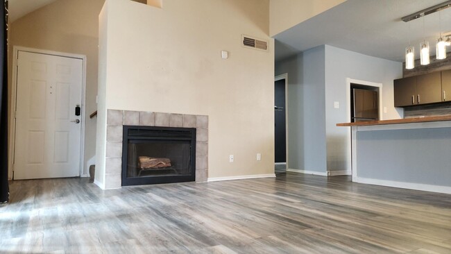 Building Photo - Stunning Townhome for Lease!