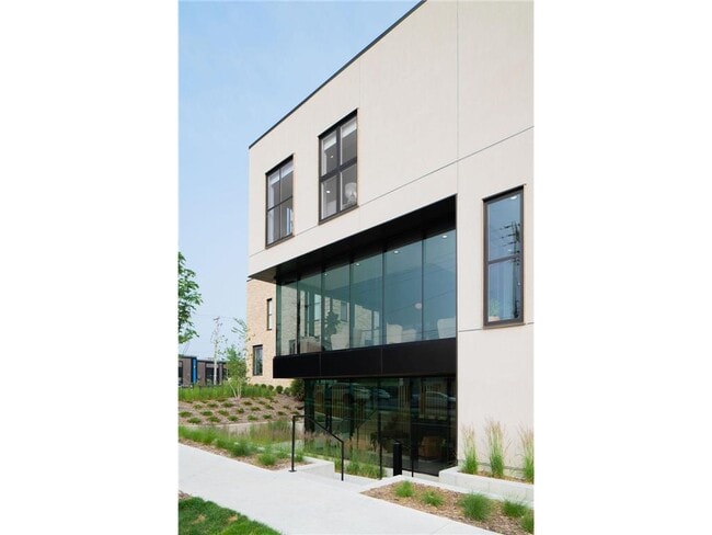 Building Photo - 222 West Dr