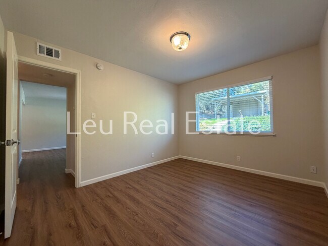 Building Photo - 1028 Bridgeview Dr