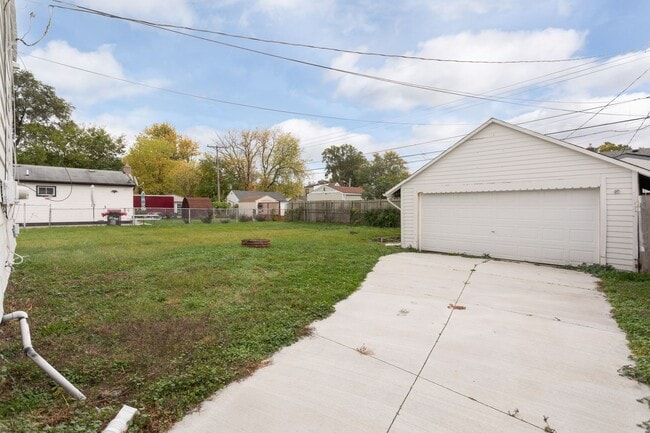 Building Photo - 3 Bedroom House on double lot