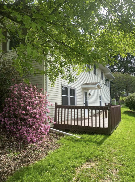 Primary Photo - 302 Forrest St