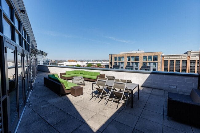Building Photo - Spacious PENTHOUSE unit has it all! Light filled 1BR/1BA + DEN condo