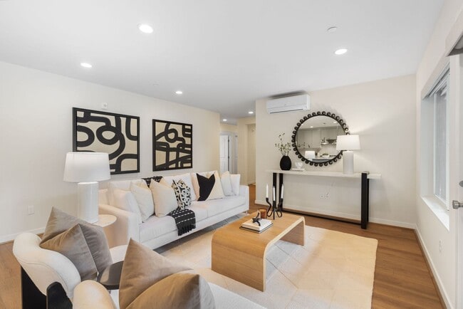 Building Photo - Comfort Meets Convenience in This Bellevue Condo