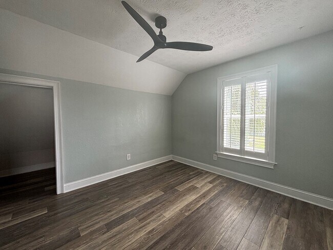 Building Photo - 802 Marvin Ave