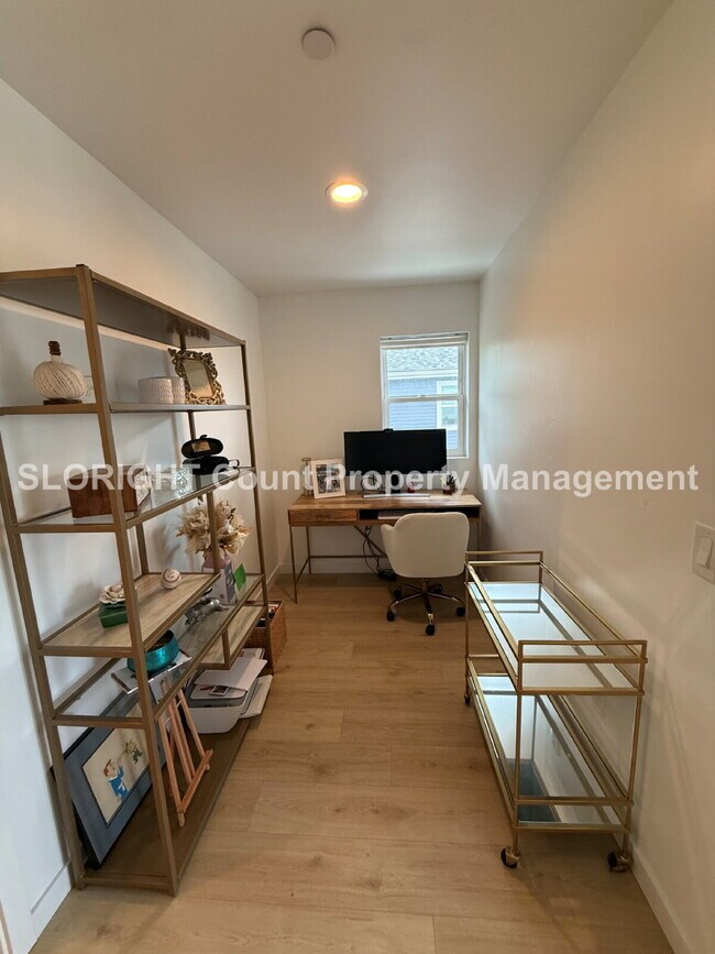 Building Photo - AVAILABLE SEPTEMBER- Walking Distance From The Beach - 1 Bed / 1 Bath