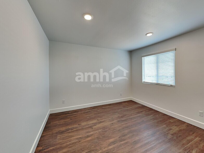 Building Photo - 17157 W Lawrence Ln