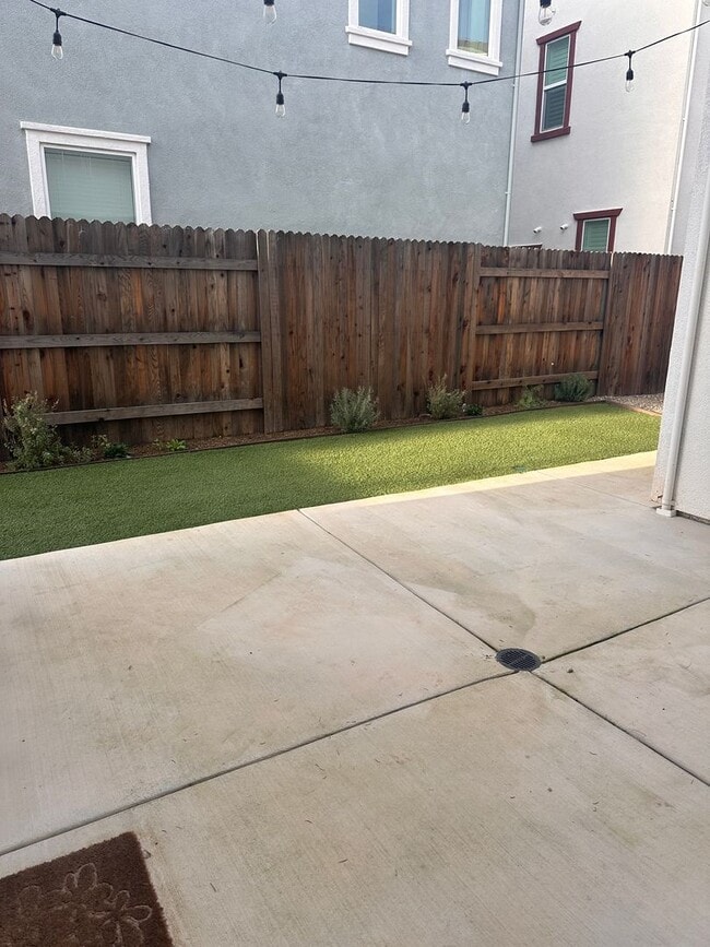 Building Photo - Modern Living in the Heart of Rocklin!