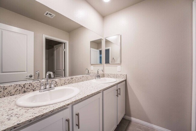 Building Photo - Stunning 5 Bedroom home in Henderson!