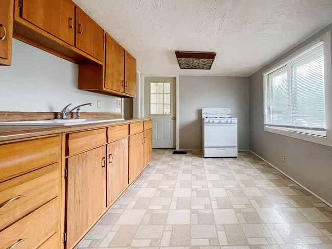 Building Photo - Enclosed Porch