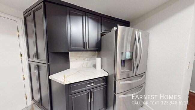 Building Photo - 6628 N Clybourn Ave