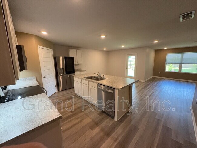 Building Photo - 5482 Peach Dr
