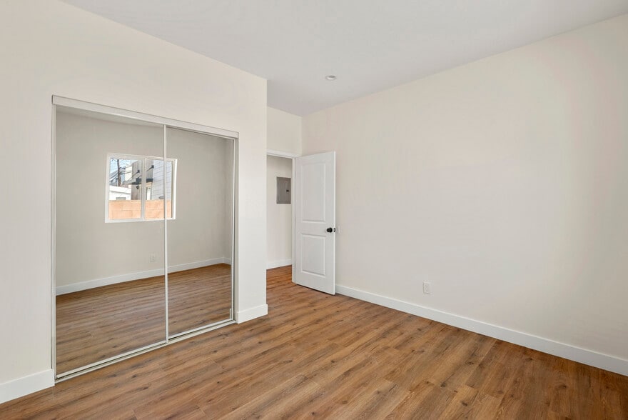 Building Photo - 3043 S Bronson Ave
