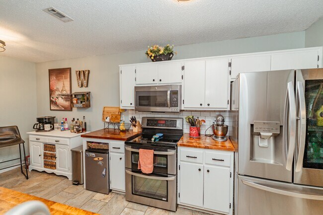 Building Photo - 425 Whirlaway Ct