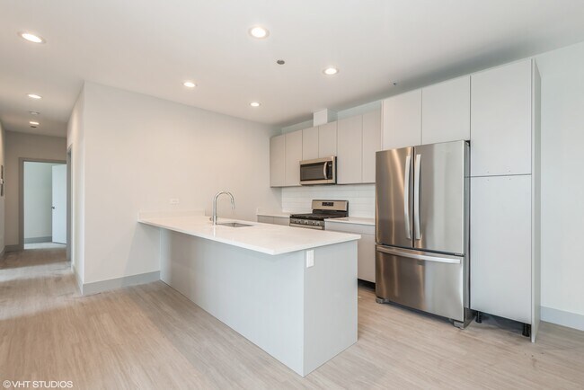 Building Photo - 1334 W Devon Ave