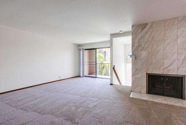Building Photo - Prime Carlsbad Location - Available July 2025