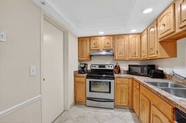 Building Photo - 7835 Lakeside Blvd