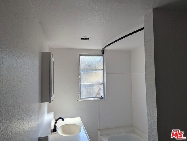 Building Photo - 1323 N Olive Dr