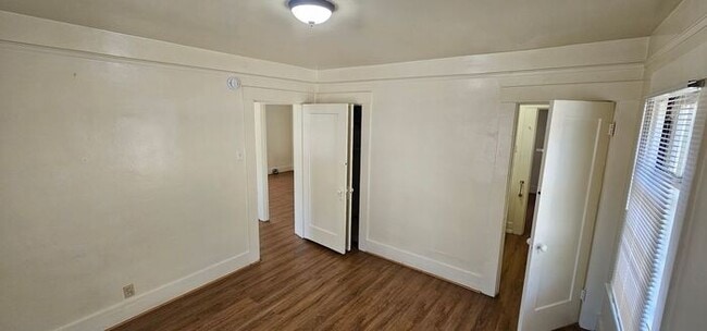 Building Photo - 2 bed 1 bath 1 car garage home cottage in ...