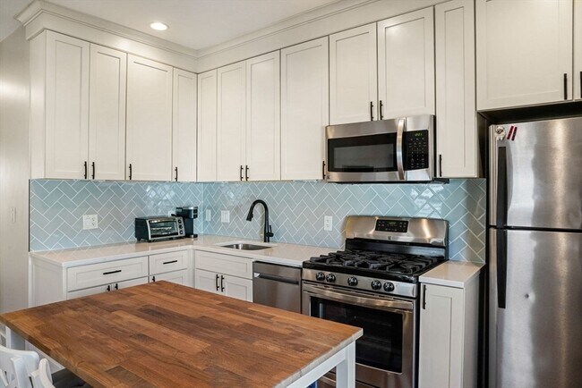 Building Photo - 596 E 2nd St