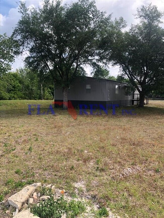 Building Photo - Newly renovated 4/2 Mobile home on large l...
