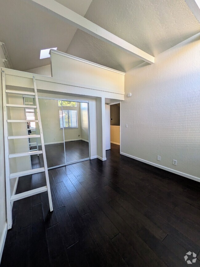 Building Photo - Spacious and Welcoming Townhome