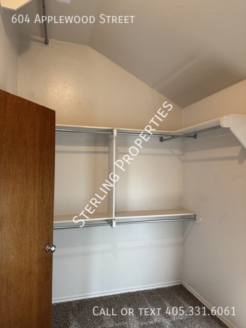 Building Photo - 604 Applewood St