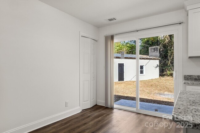 Building Photo - 815 Sharon Dr