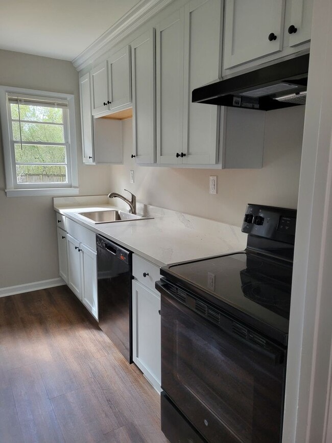 Building Photo - 2 bedroom 1 bath duplex!