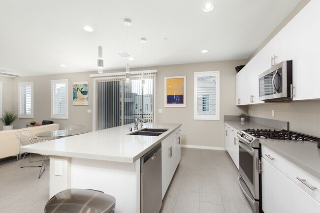 Building Photo - Fully furnished luxury townhome in Affinit...