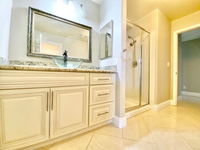 Building Photo - BEAUITFUL GATED PROPERTY 6 BEDROOMS/3 FULL...