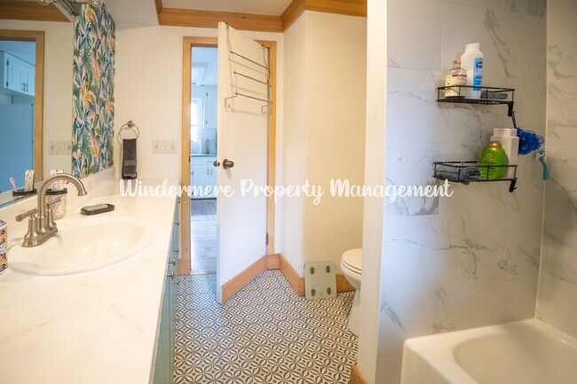 Building Photo - Sunny, Bright 2 bedroom in Poulsbo, Community Beach/Playground